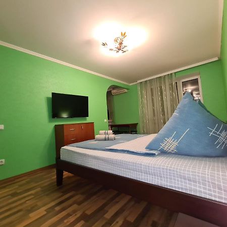 1-Room View Apartment Near Inturist On Sobornyi Avenue 143, By Grandhome Zaporizhia Extérieur photo